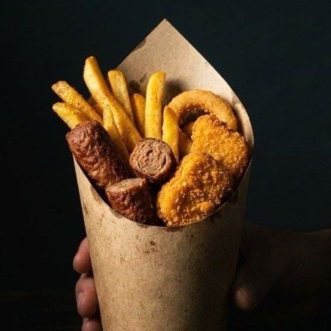 Snacks zoals frikandel en kipfingers met friet