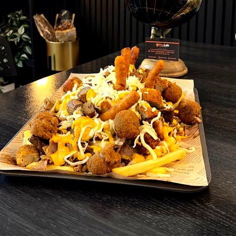 Snacks zoals frikandel en kipfingers met friet