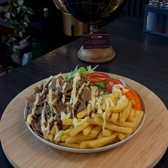 Schotel met döner, friet en salade